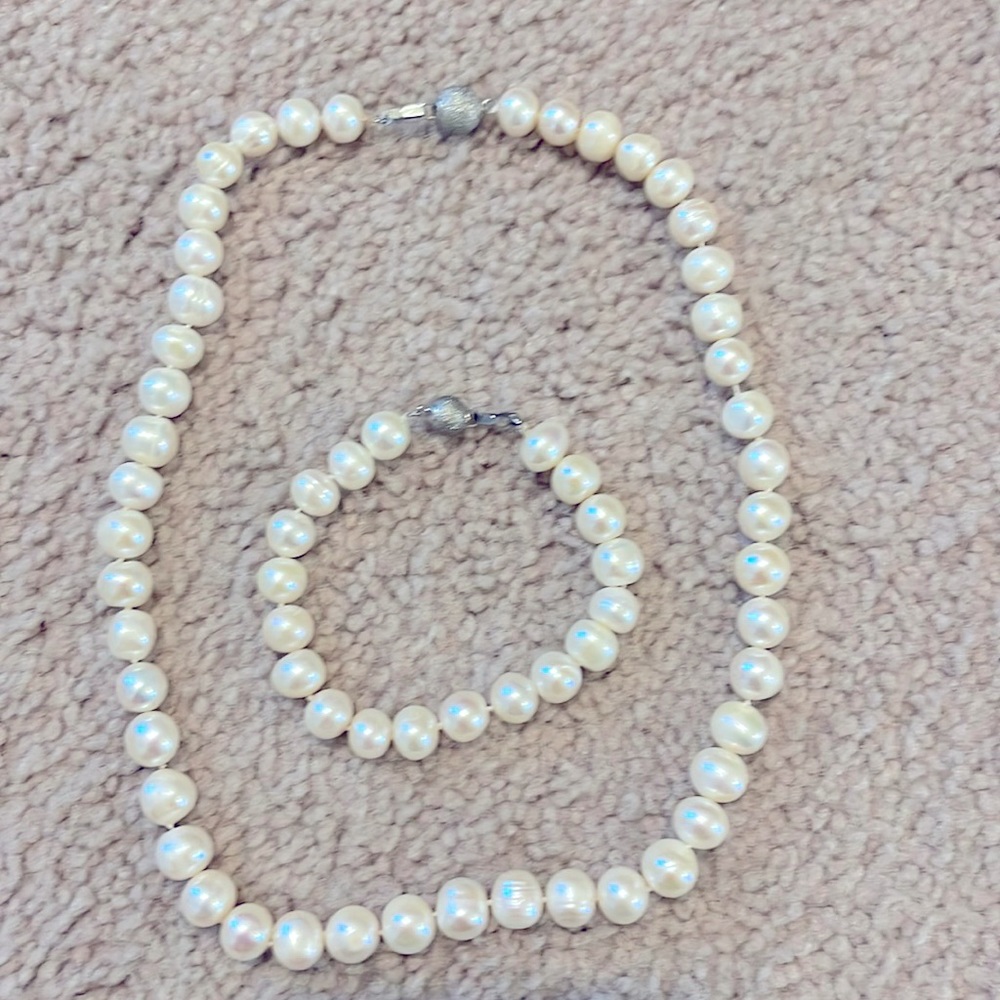 Pearl necklace and bracelet